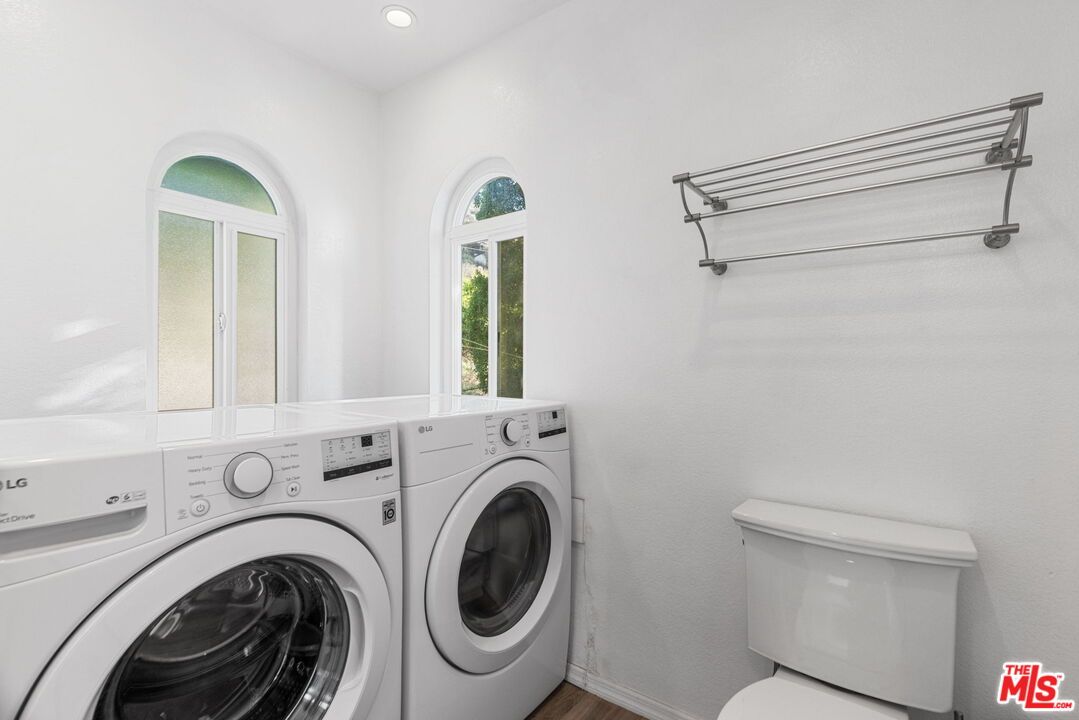 Interior, Recessed Lighting, Washer, Wood Texture Flooring