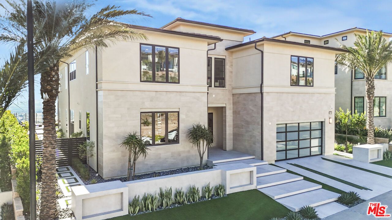 Attached, Backyard, Exterior, Facade, Modern