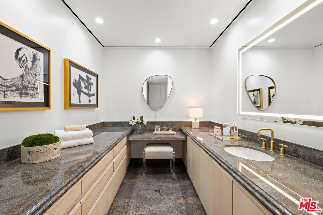 Bathroom, Dual Sink Vanities, Interior, Recessed Lighting