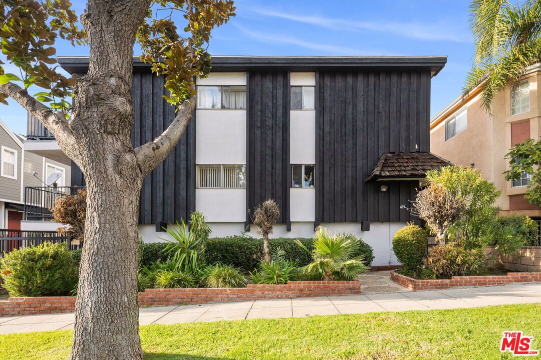 Exterior, Facade, Modern