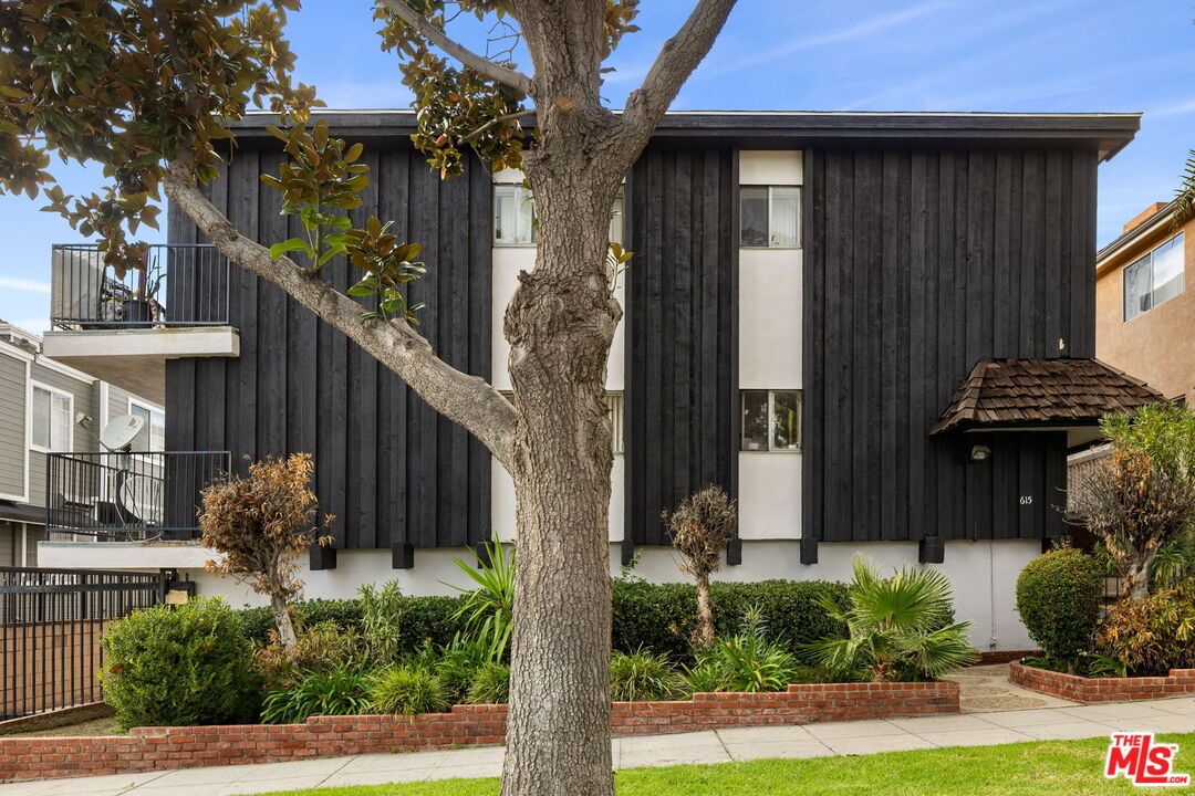 Exterior, Facade, Modern