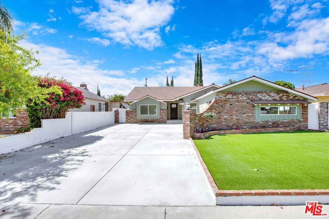 Backyard, Exterior, Facade, Brick Facade, Ranch