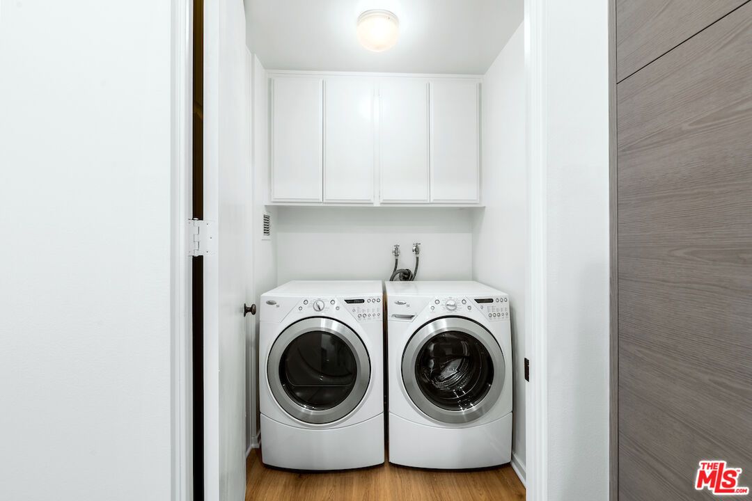 Interior, Washer, Wood Texture Flooring