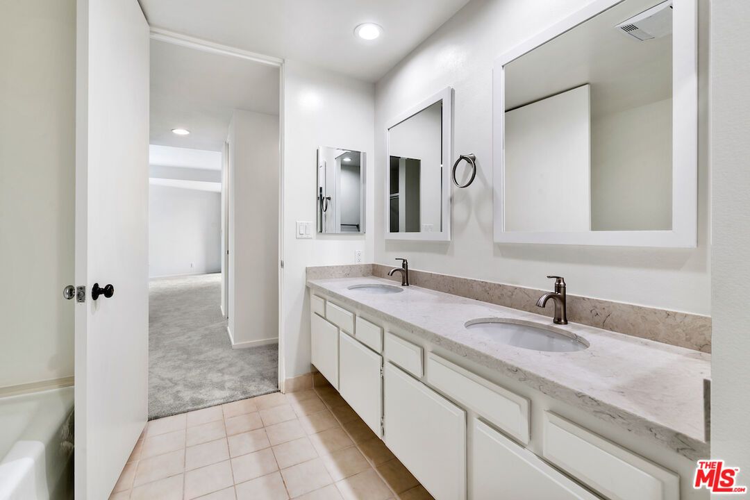 Bathroom, Dual Sink Vanities, Interior, Recessed Lighting
