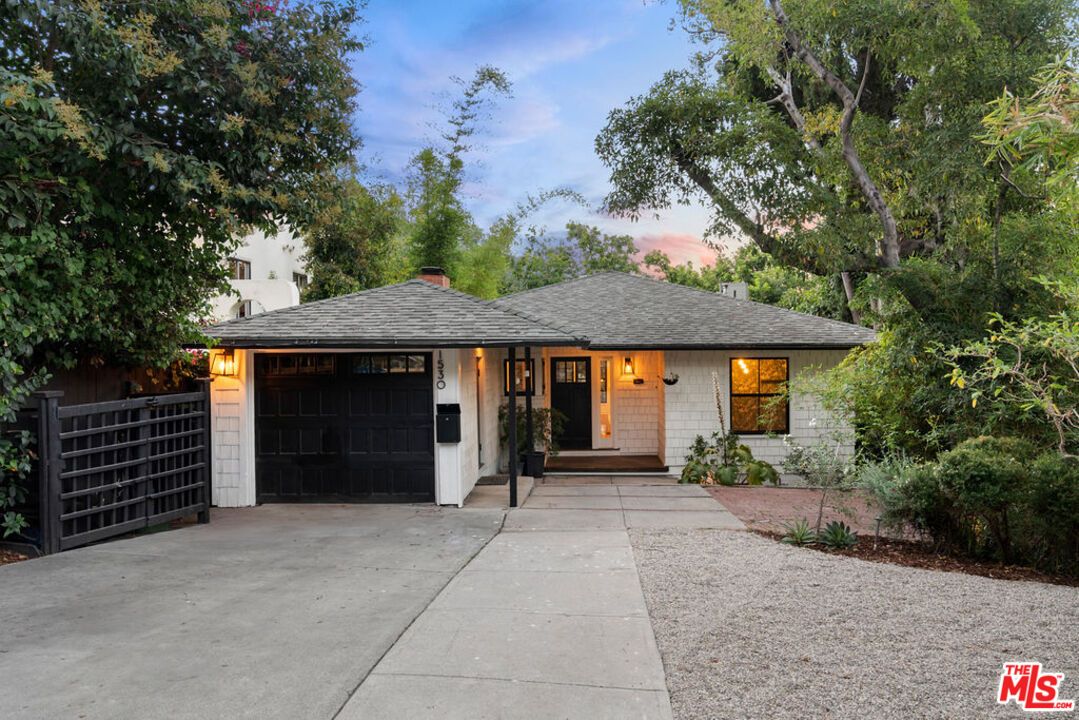 Attached, Exterior, Facade, Ranch