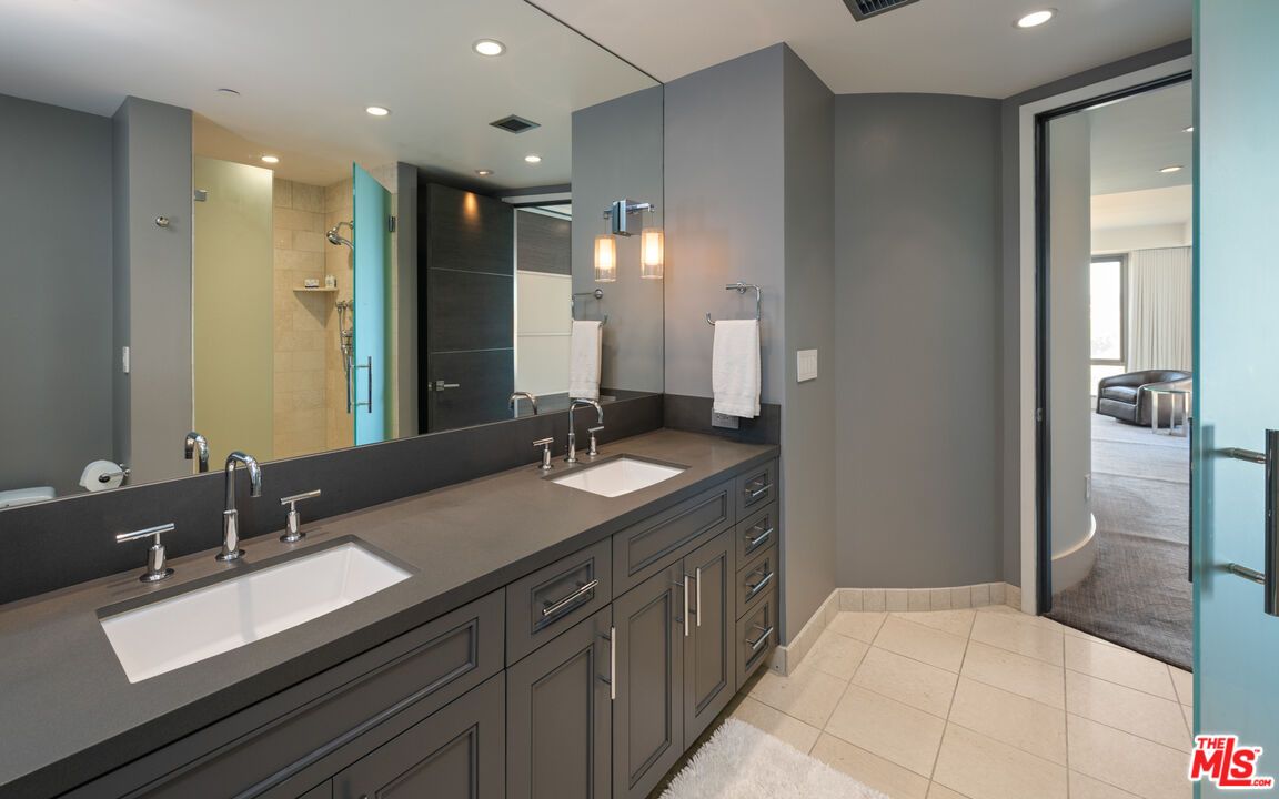 Bathroom, Dual Sink Vanities, Interior, Recessed Lighting