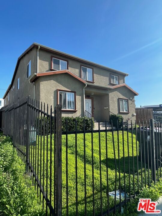 Backyard, Exterior, Facade, Rowhouse