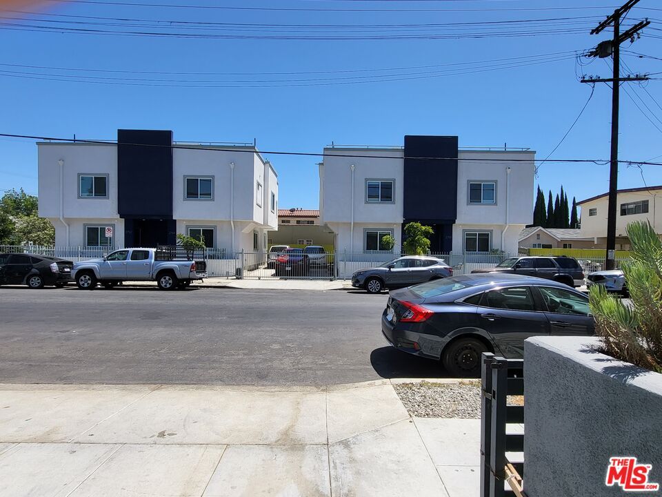Exterior, Facade, Rowhouse