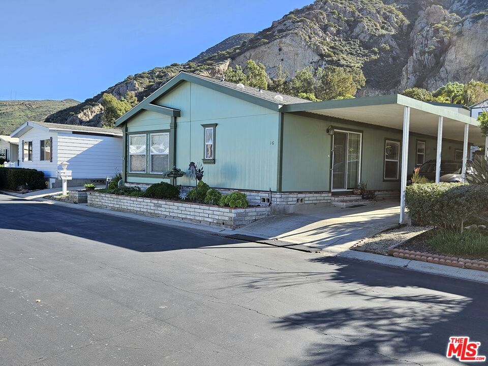 Exterior, Facade, Ranch