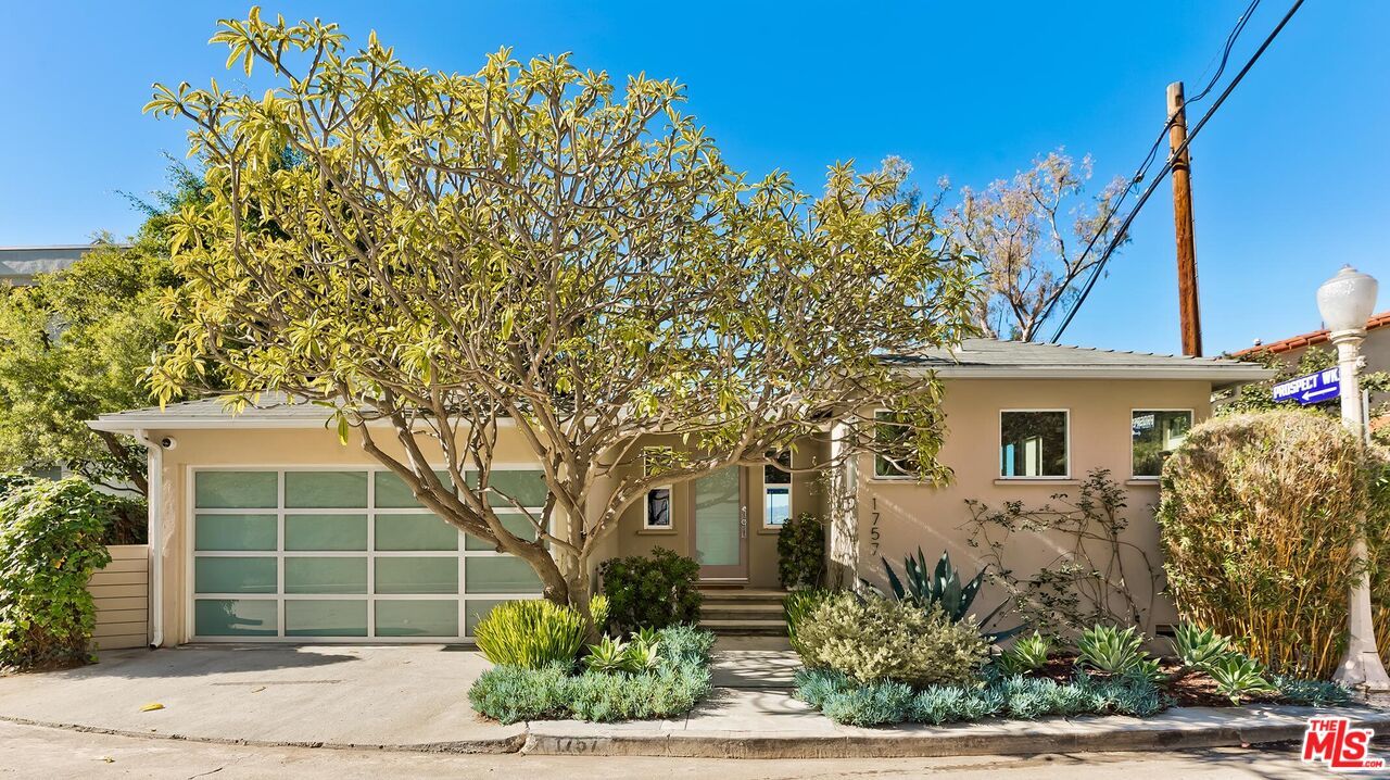 Attached, Exterior, Facade, Modern