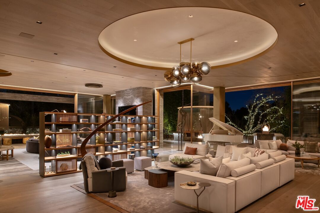 Interior, Living room, Pendant Lights, Piano, Recessed Lighting, Wood Texture Flooring