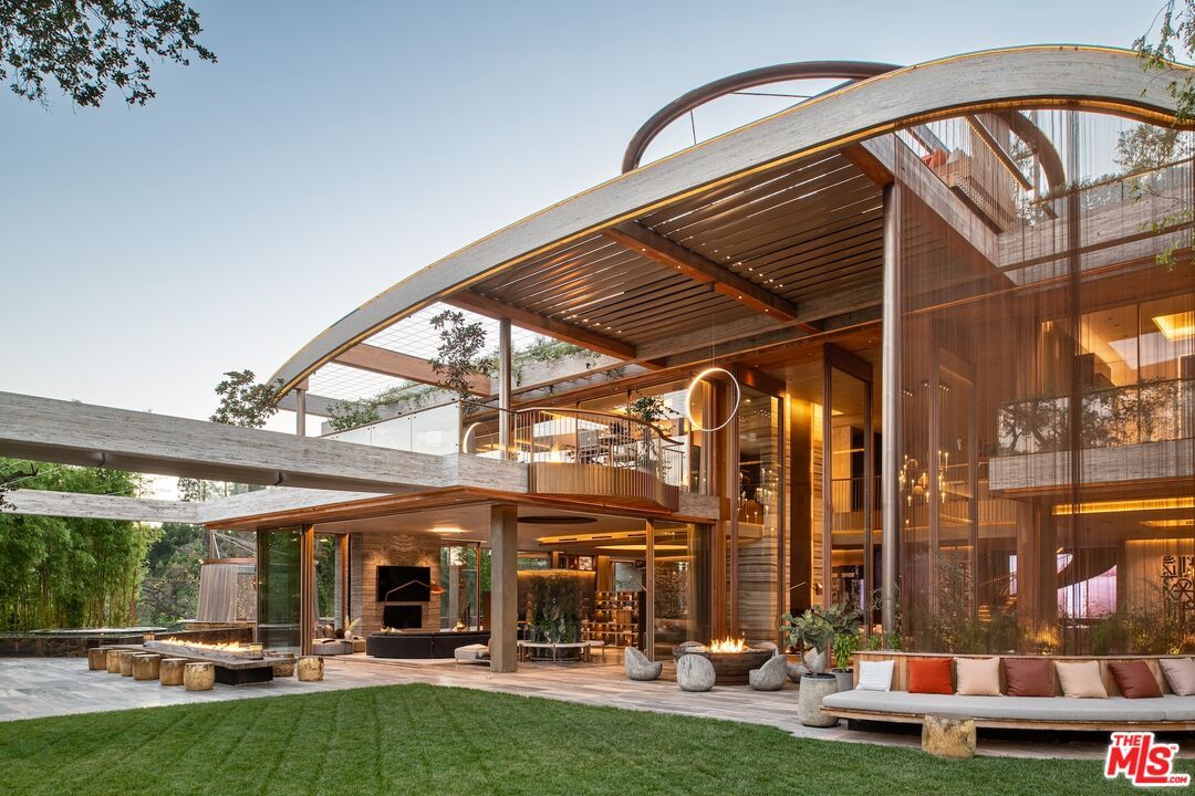 Backyard, Exterior, Facade, Modern