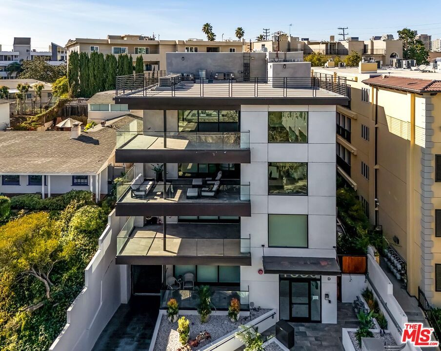 Exterior, Facade, Modern