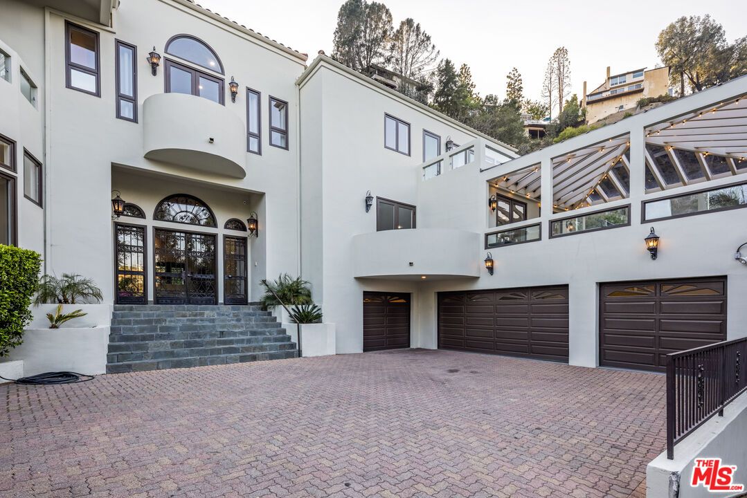 Attached, Exterior, Facade, Modern