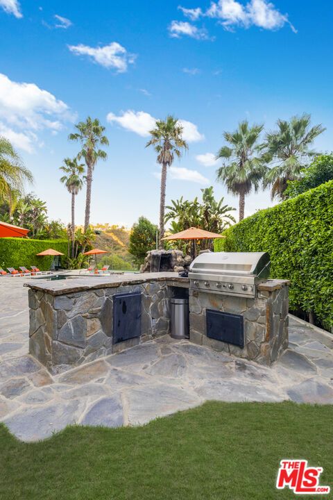Exterior, Outdoor Kitchen
