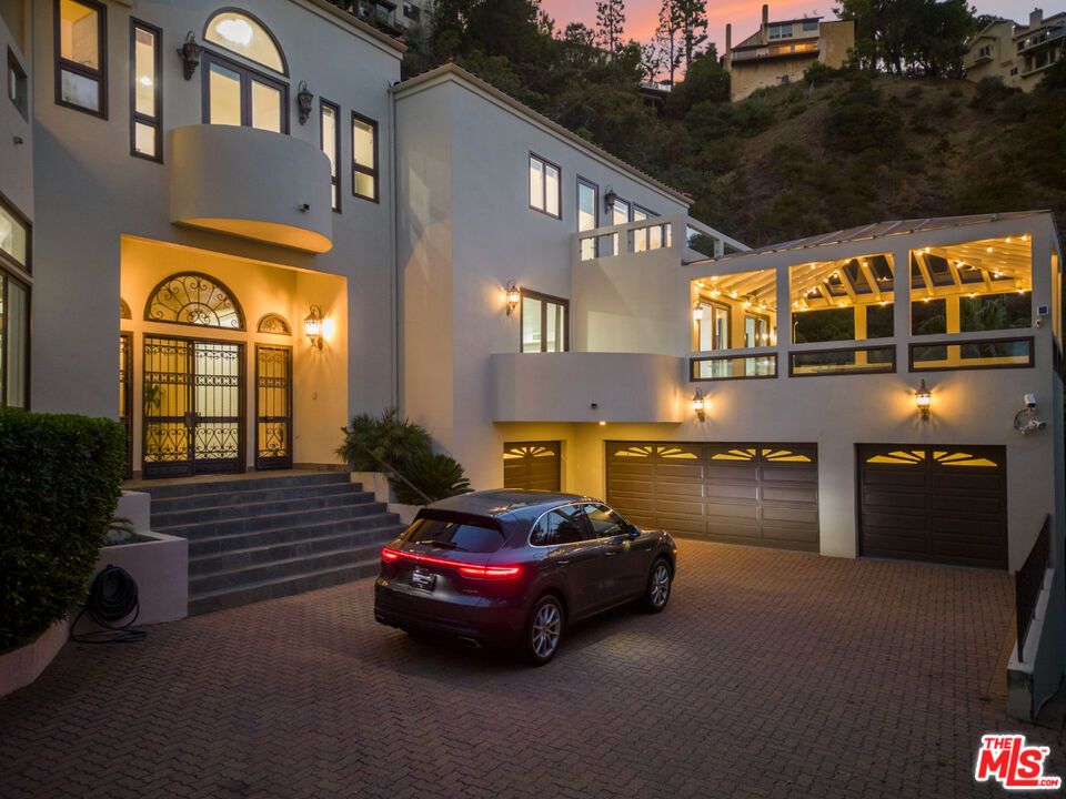 Attached, Exterior, Facade, Modern