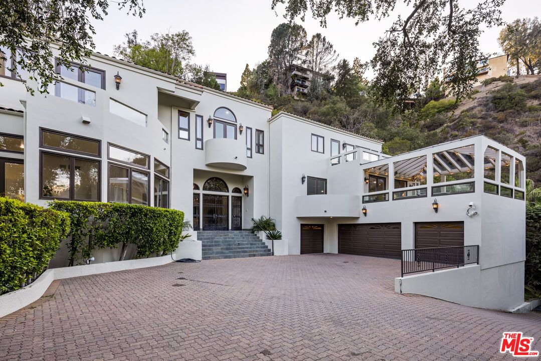 Attached, Exterior, Facade, Modern