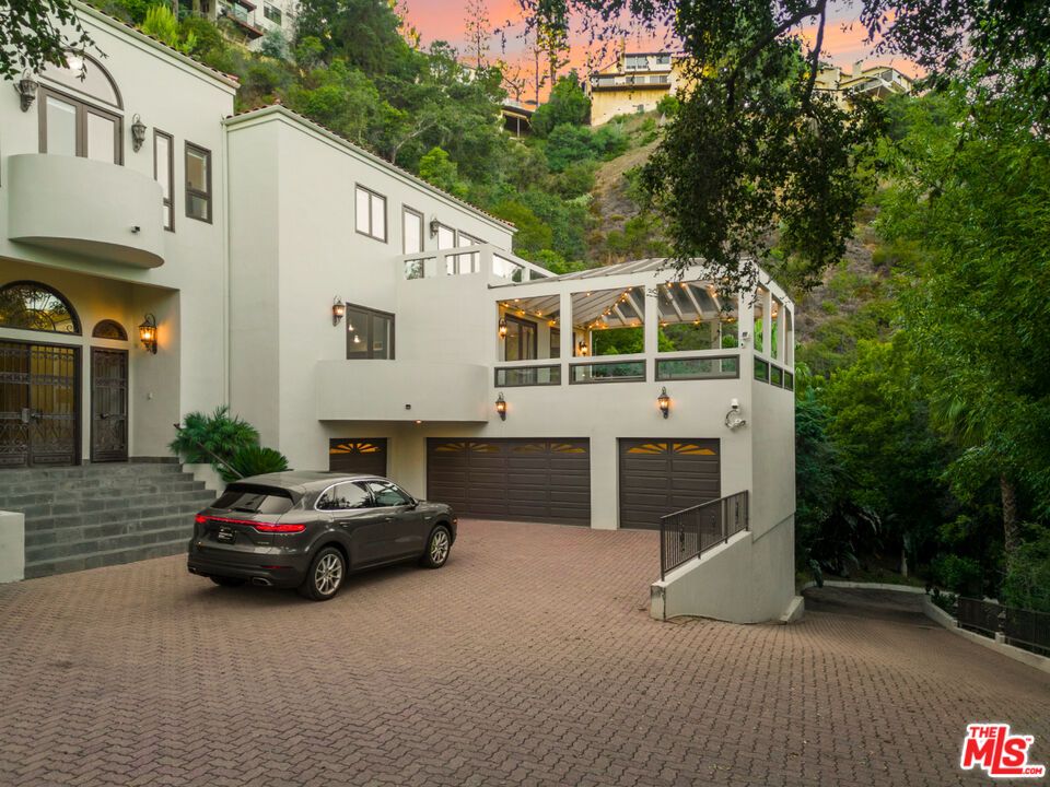 Attached, Exterior, Facade, Modern