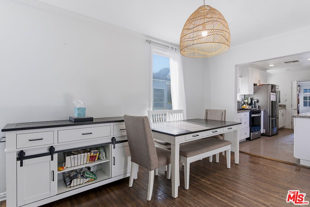 Chandelier, Dining room, Interior, Kitchen, Pendant Lights, Recessed Lighting, Wood Texture Flooring