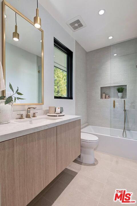 Bathroom, Glass Shower, Interior, Pendant Lights, Recessed Lighting