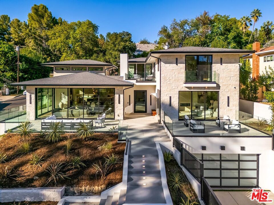 Exterior, Facade, Modern