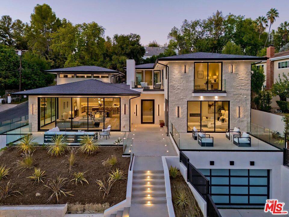 Attached, Exterior, Facade, Modern