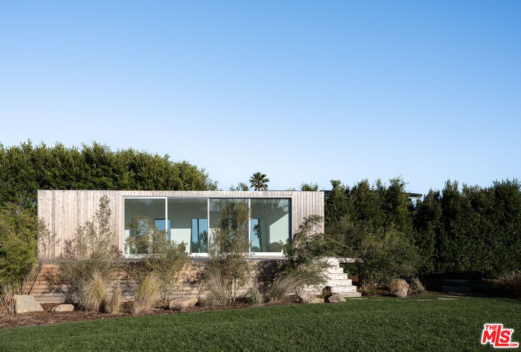 Backyard, Exterior, Facade, Modern