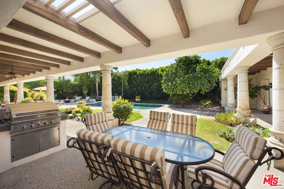 Exterior, Outdoor Kitchen, Pool
