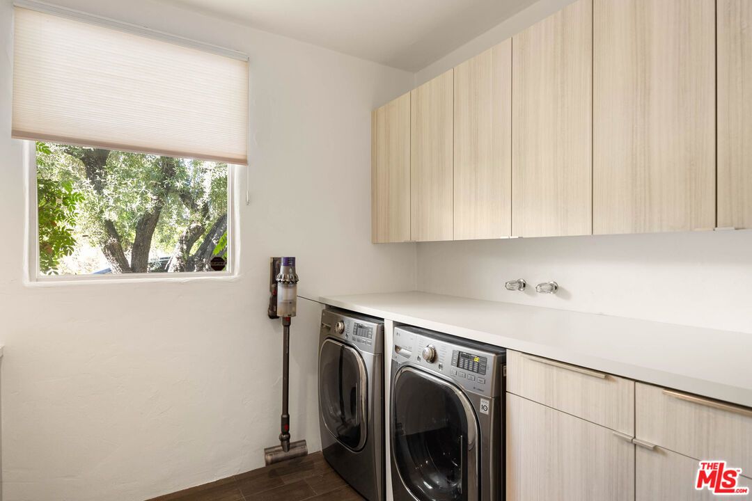 Interior, Washer, Wood Texture Flooring