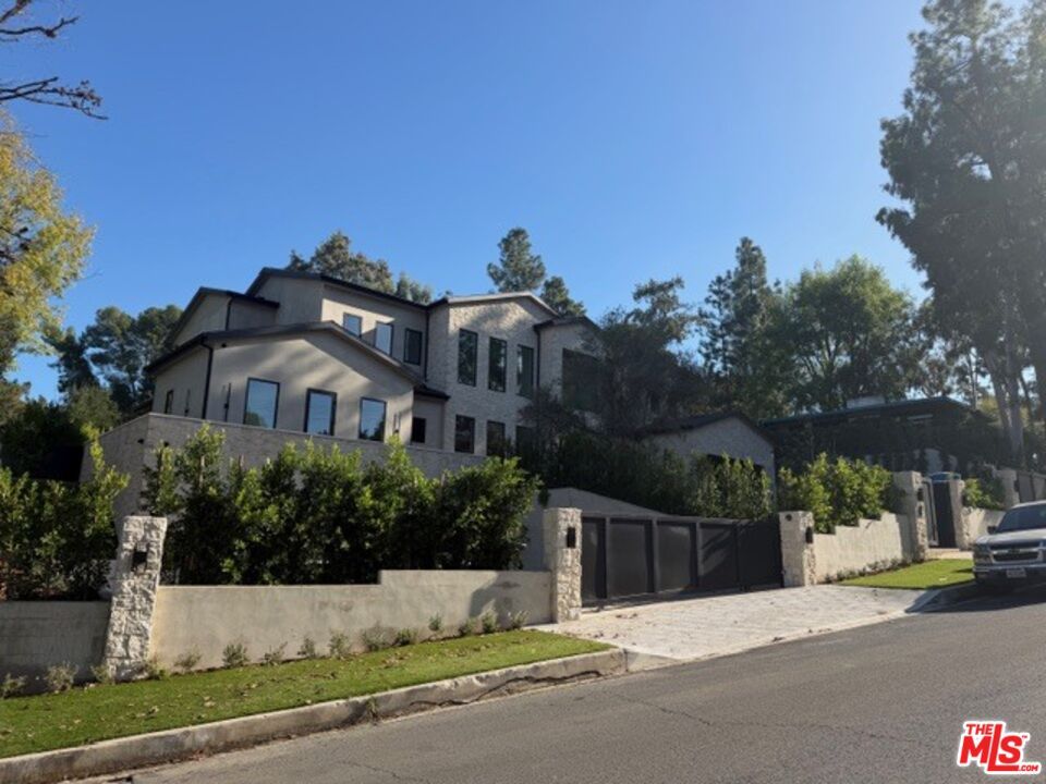 Exterior, Facade, Modern