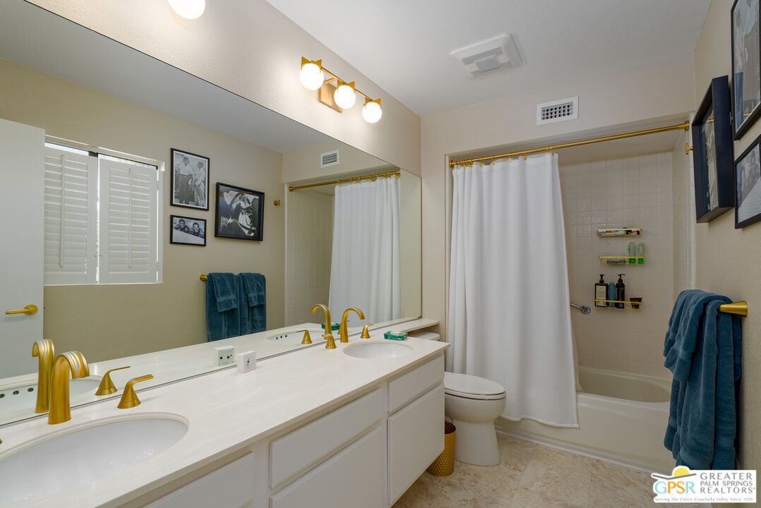 Bathroom, Dual Sink Vanities, Interior