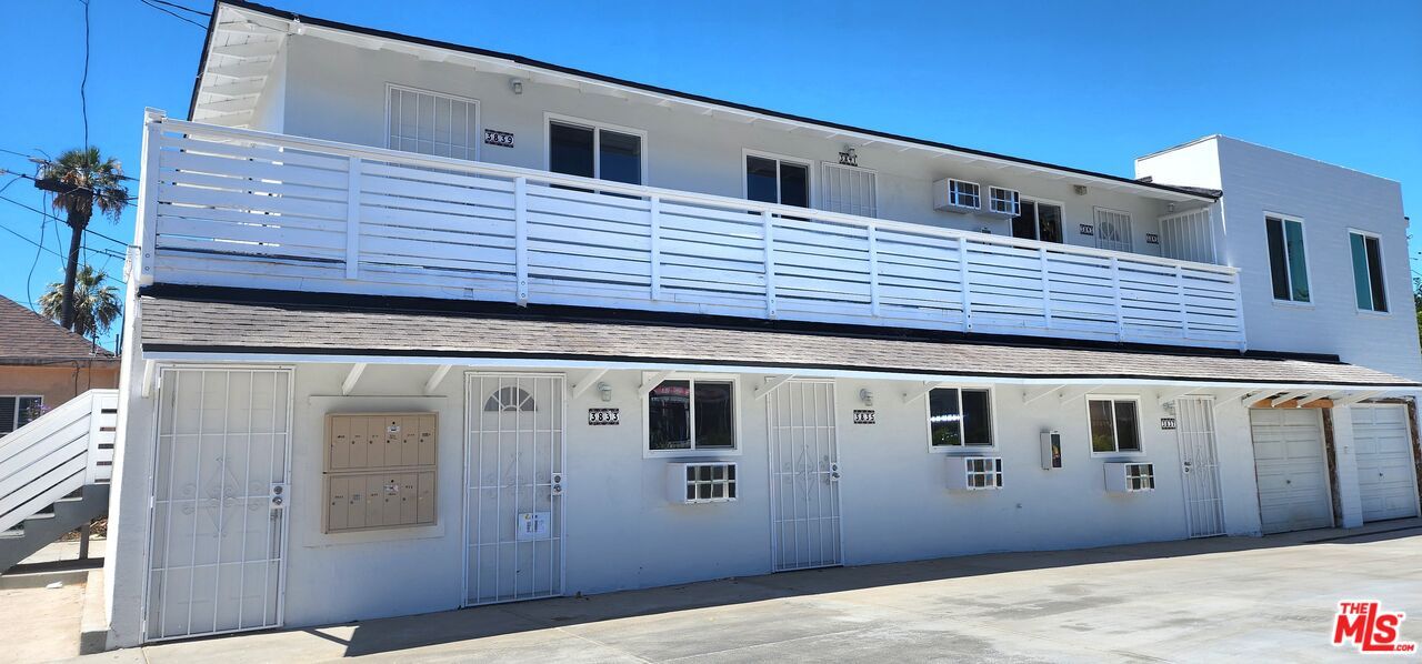 Attached, Exterior, Facade, Modern