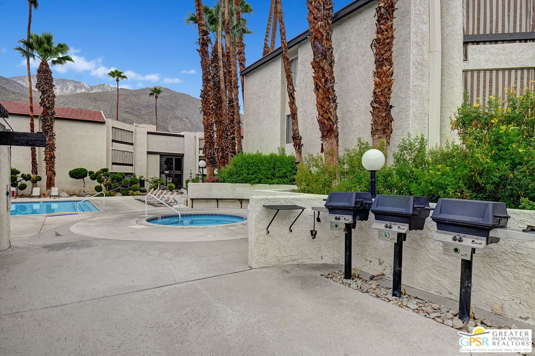 Exterior, Outdoor Kitchen, Pool