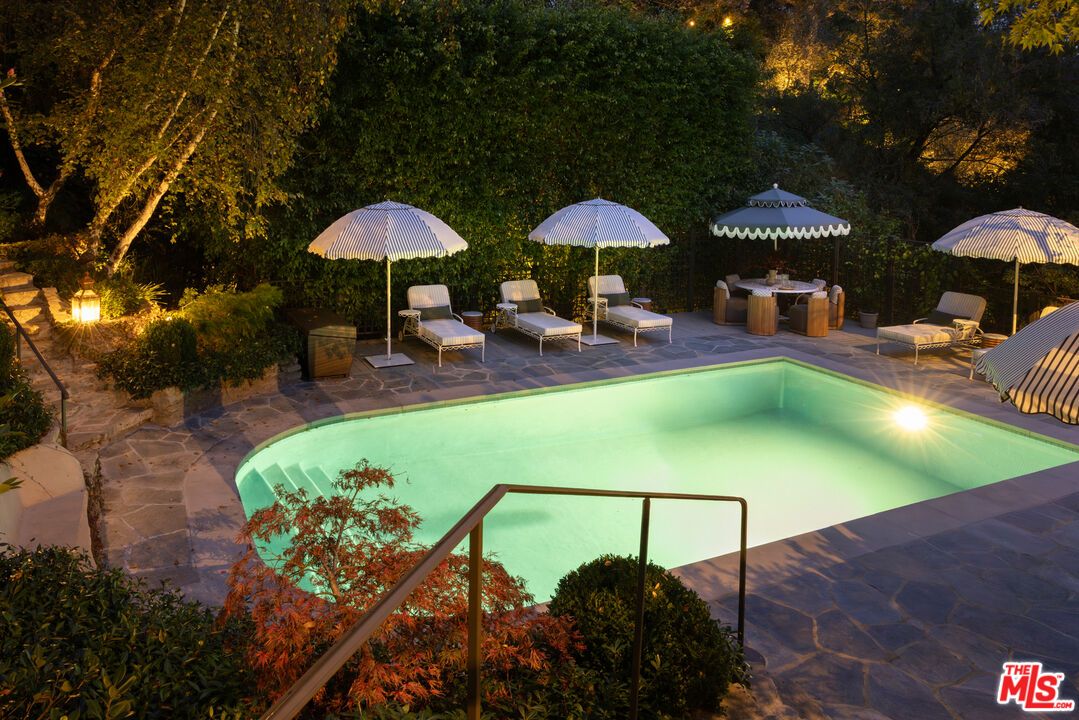 Exterior, Outdoor Kitchen, Pool