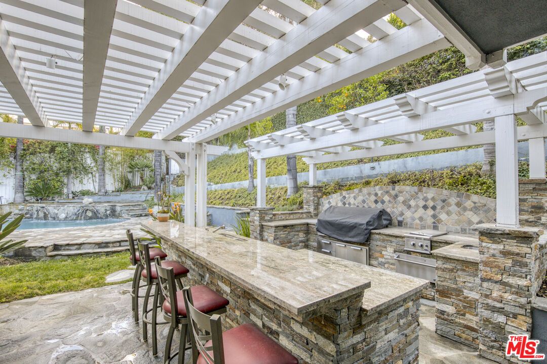 Exterior, Outdoor Kitchen