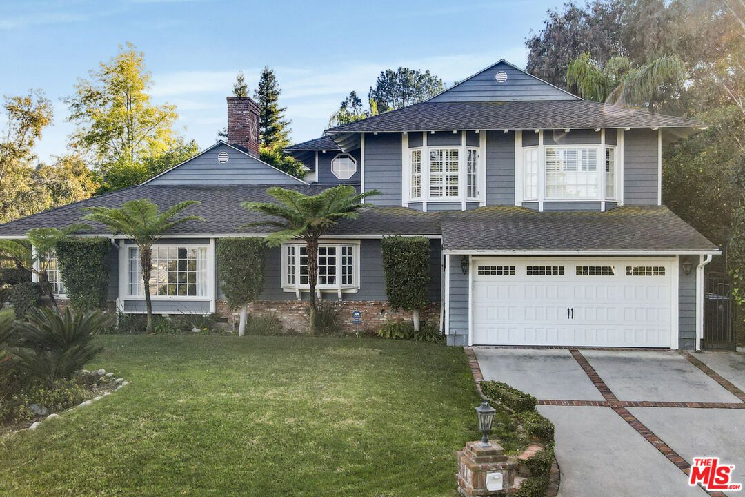 Attached, Exterior, Facade, Split Level