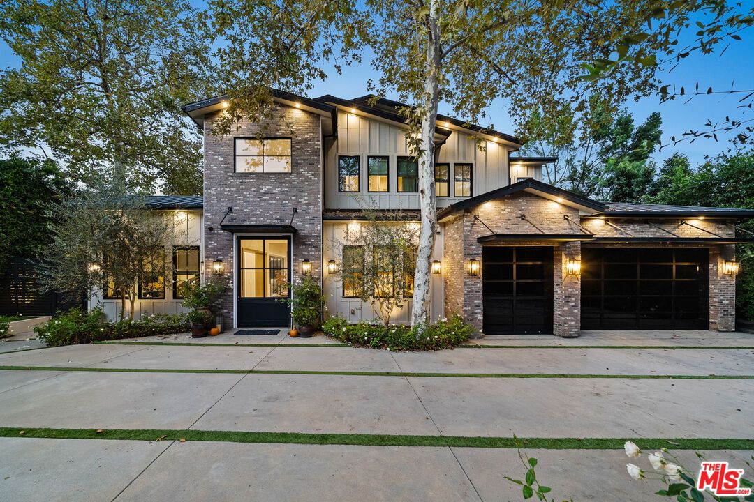 Attached, Exterior, Facade, Modern