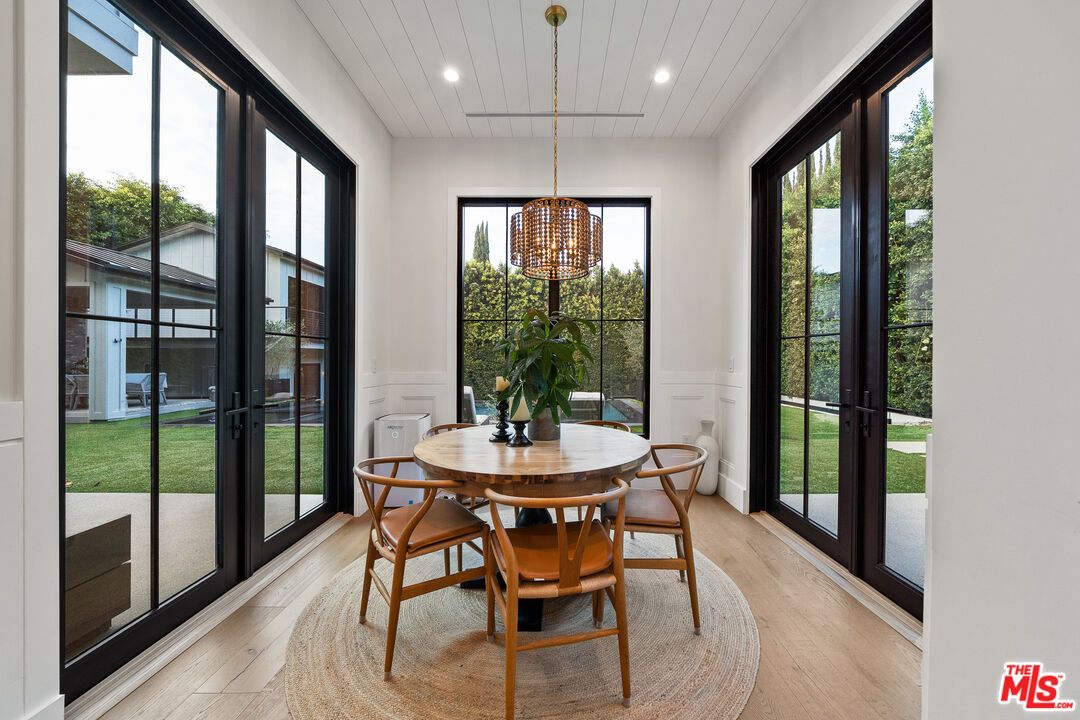 Chandelier, Dining room, Interior, Recessed Lighting, Wood Texture Flooring