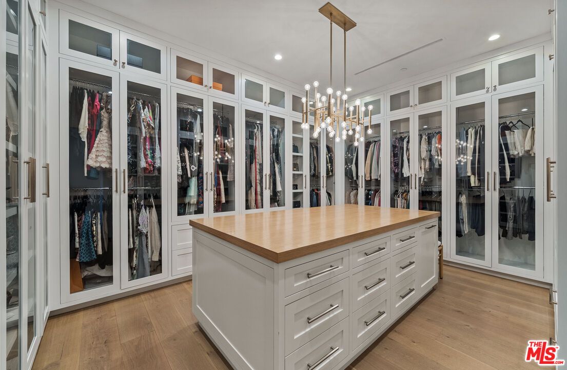 Interior, Pendant Lights, Recessed Lighting, Walk-in Closets, Wood Texture Flooring