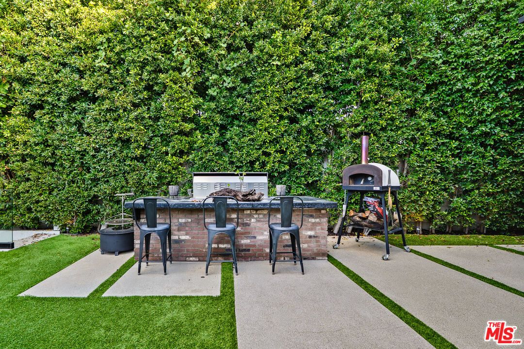 Backyard, Exterior, Outdoor Kitchen