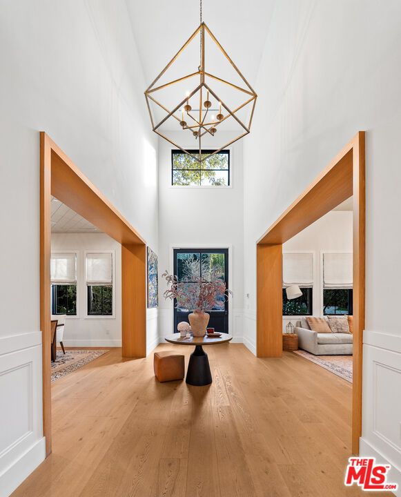 Interior, Pendant Lights, Wood Texture Flooring