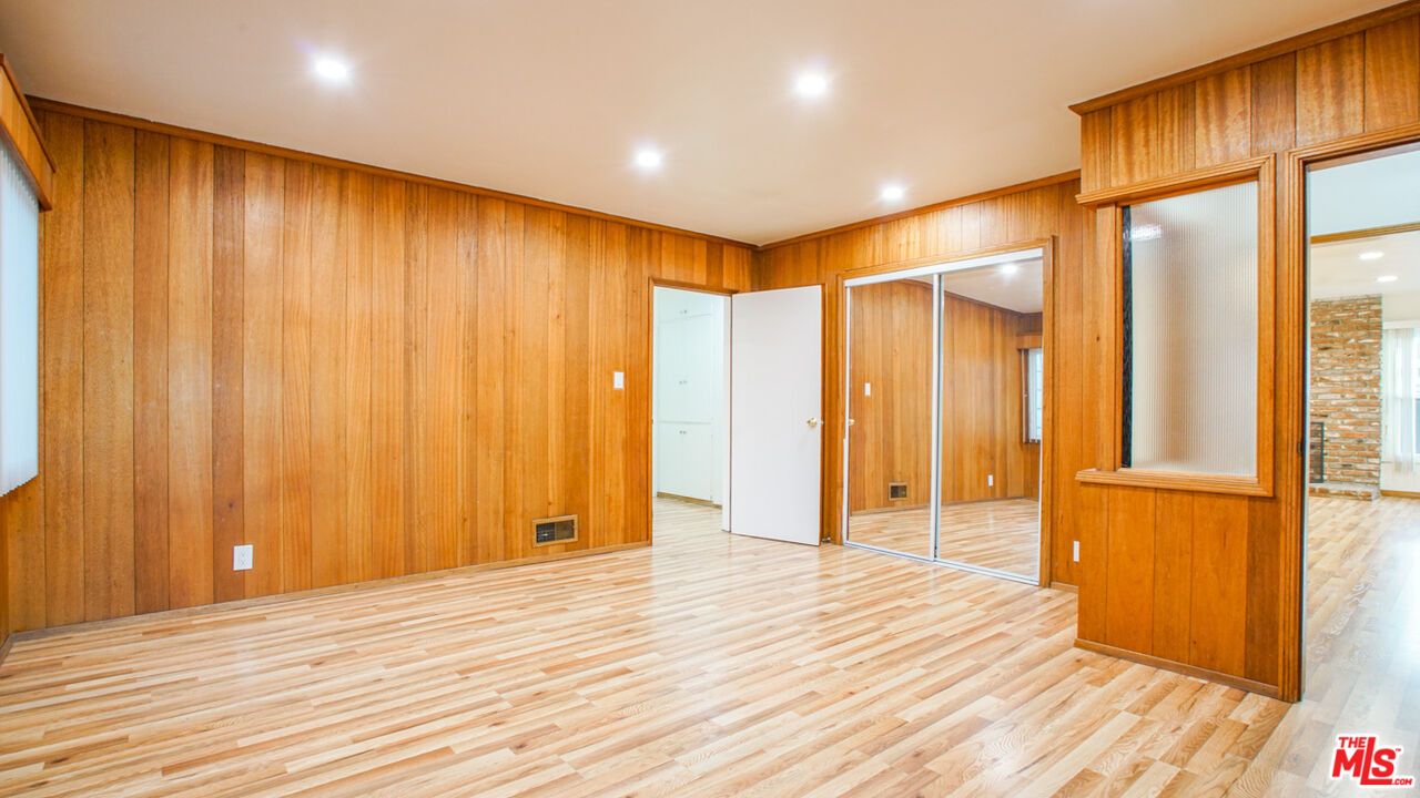 Empty room, Interior, Recessed Lighting, Wood Texture Flooring, Wooden Walls