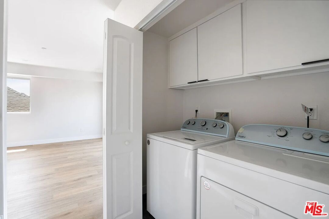 Interior, Utility Closets, Washer, Wood Texture Flooring