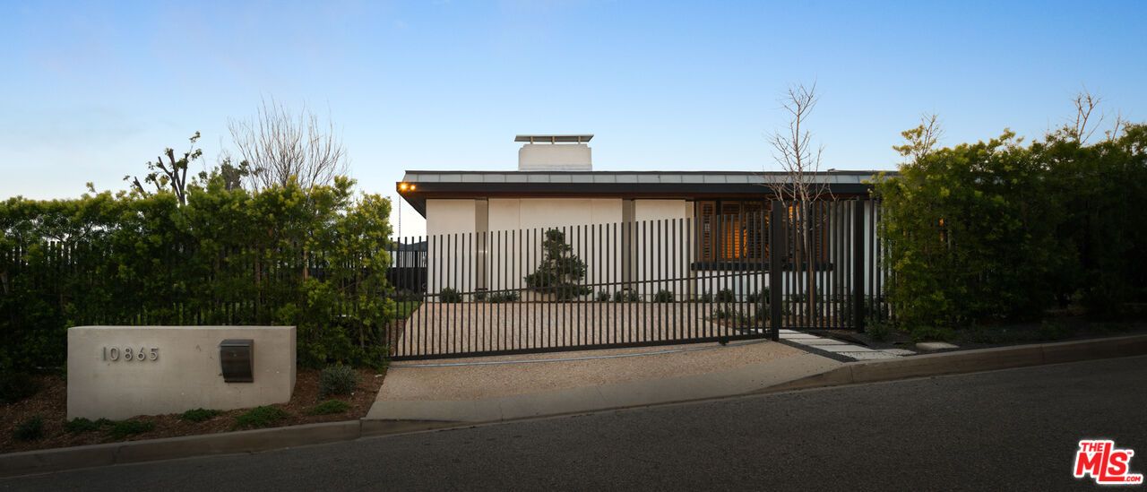 Exterior, Facade, Modern