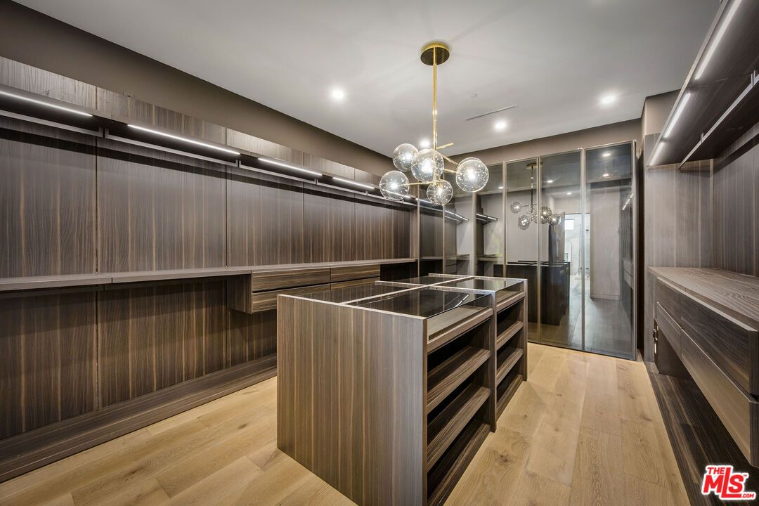 Interior, Pendant Lights, Recessed Lighting, Walk-in Closets, Wood Texture Flooring
