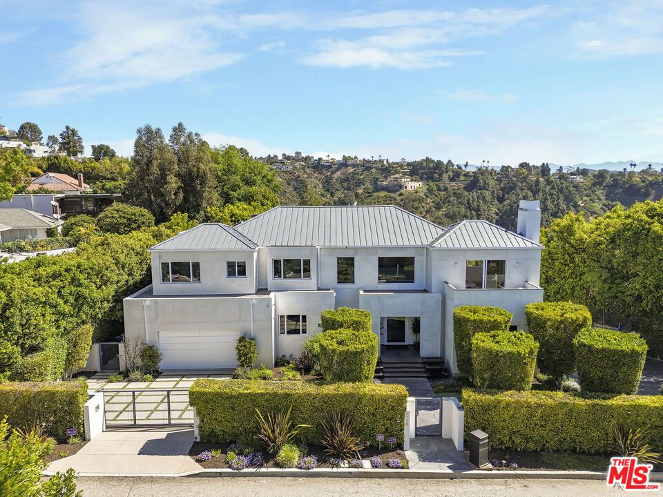 Attached, Exterior, Facade, Farmhouse