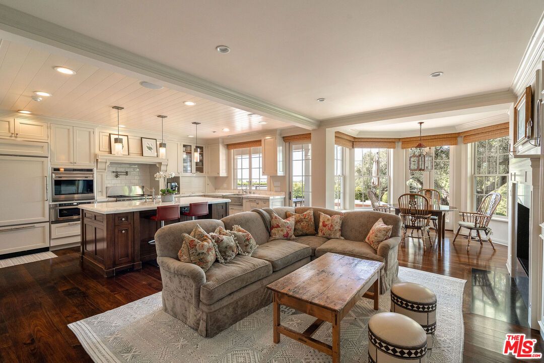 Dining room, Interior, Kitchen, Living room, Pendant Lights, Recessed Lighting, Stainless Steel Appliances, Wood Texture Flooring