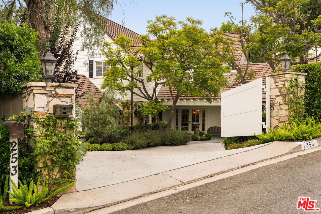 Exterior, Facade, Tudor Revival