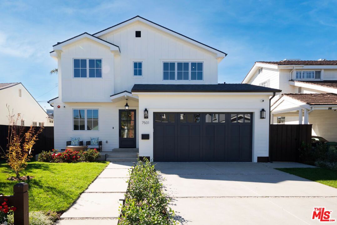 Attached, Exterior, Facade, Farmhouse