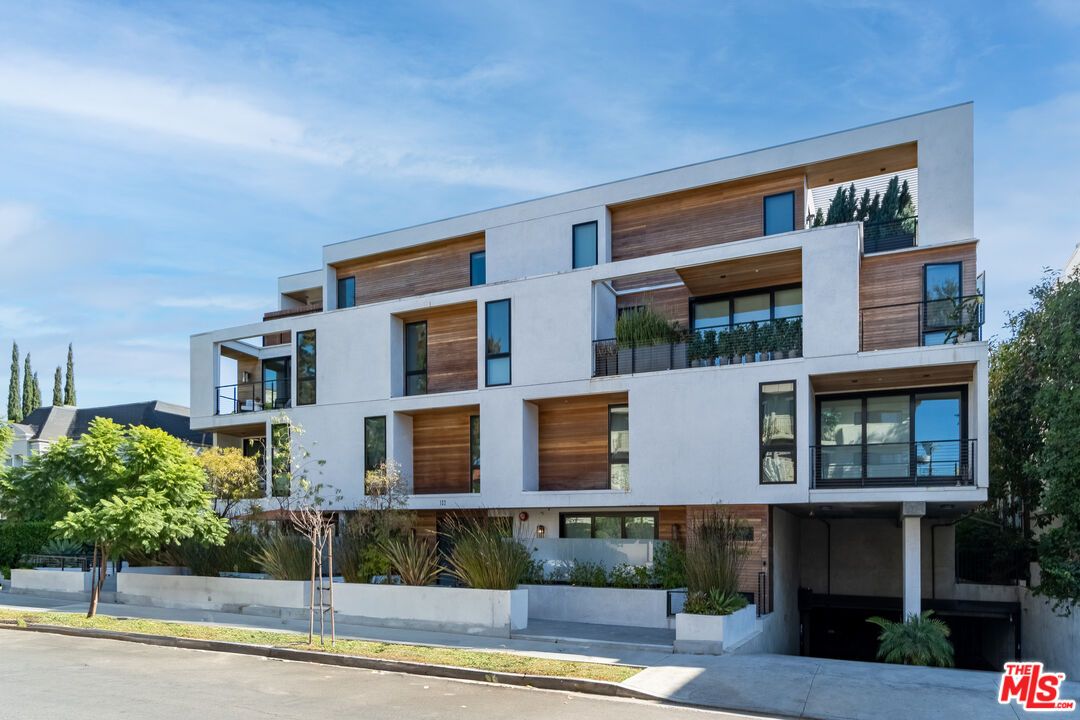 Exterior, Facade, Modern